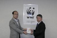Mr.Tatsunari Kojima, Director and Senior Managing Corporate Officer (right), presents the donation to Mr. Takamasa Higuchi, WWF-Japan Director General (left).