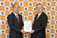 WWFジャパン樋口隆昌事務局長（左）より感謝状を受け取る 横浜ゴム取締役常務執行役員の川上欽也（右）