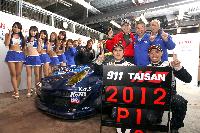 勝利を喜ぶ「Team TAISAN ENDLESS」の峰尾恭輔選手（右側前列左）、横溝直輝選手（同右）とチームクルー