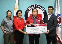 フィリピン赤十字社のリチャード・ゴードン会長（写真中央）と結城正博YTPI副社長兼YTSP社長（右）