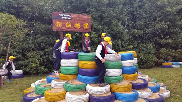 The company has appointed plant visitation guides and created the Yokohama Tire Garden, which includes a “Tire Castle” made of used tires.