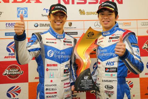 GT500で優勝しガッツポーズを決める柳田真孝選手（左）と佐々木大樹選手
