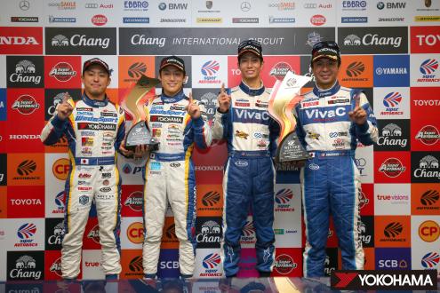 GT500、GT300クラスの優勝選手。左から関口雄飛選手と国本雄資選手、松井孝允選手と土屋武士選手