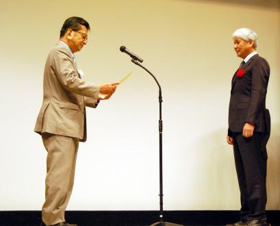優秀成果賞を授与される横浜ゴムの小石正隆（右）