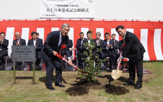Yokohama Rubber Chairman Tadanobu Nagumo (left) and President Masataka Yamaishi participating in commemorative tree planting