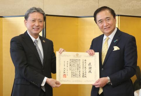 神奈川県知事から感謝状を受け取る山石昌孝代表取締役社長（左）