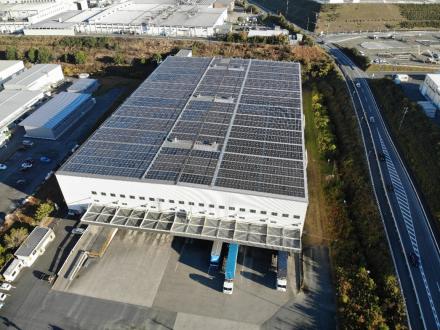 新城南工場内の屋根に設置した太陽光発電システム