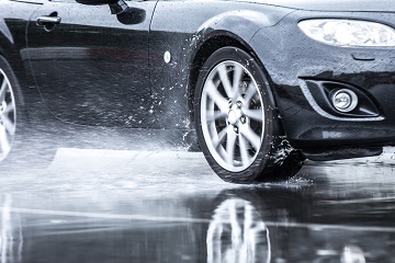 雨の日の運転の注意点 ハイドロプレーニング現象への対応など 自動車 タイヤ Hello World タイヤや自動車が創り出す 楽しさ 感動 を 横浜ゴム