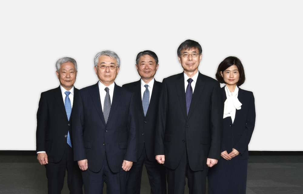 前列左から高岡 洋彦、菊地 也寸志　後列左から亀井 淳、佐藤 美樹、清水 恵
