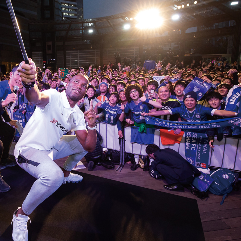 ファンイベントで写真を撮るディディエ・ドログバ氏<Photo by Taro Irei>