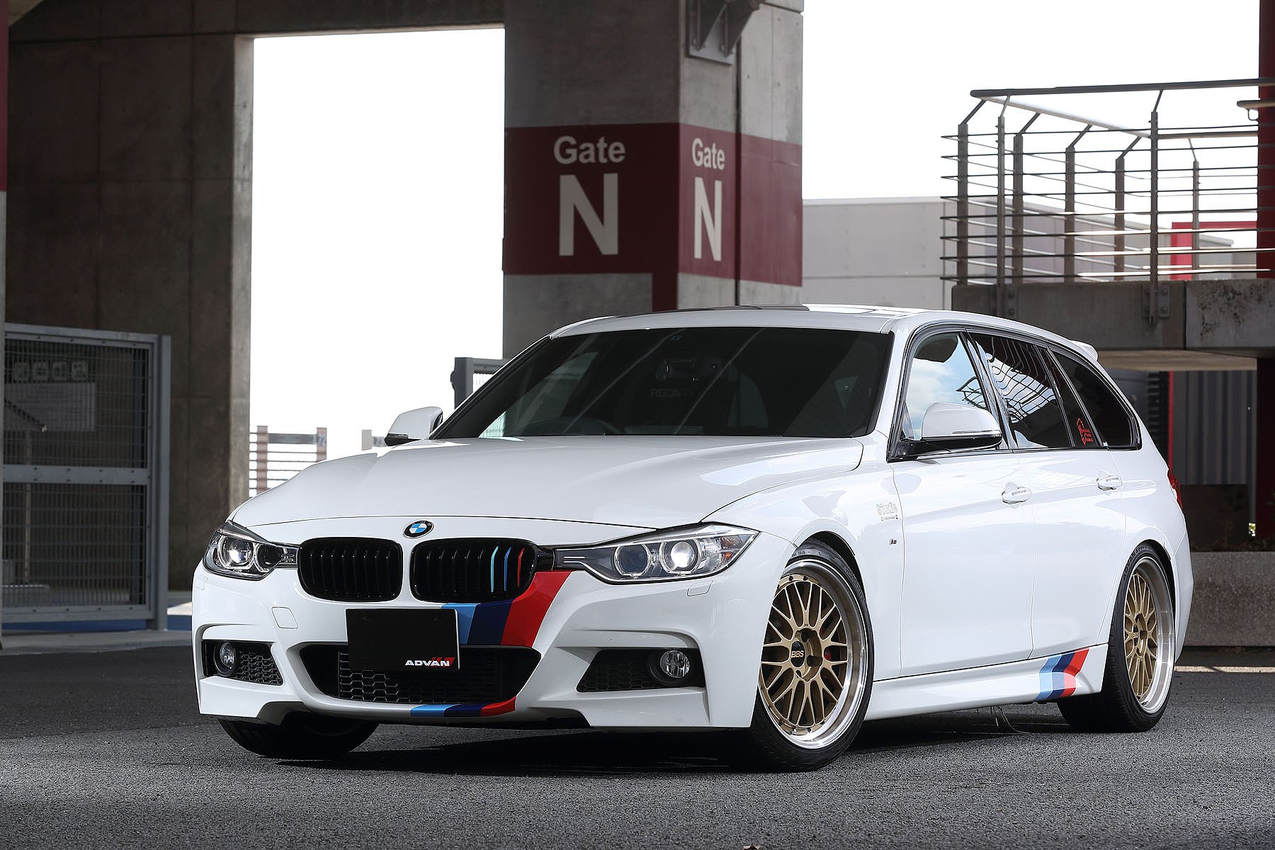 Bmw 325 Mスポーツツーリング F31 13y Studie横浜 全国の有名ショップの協力を得て Advanタイヤを装着した選りすぐりの車両をご紹介いたします