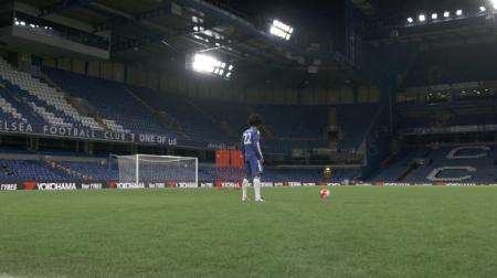 Willian simulating a free kick situation