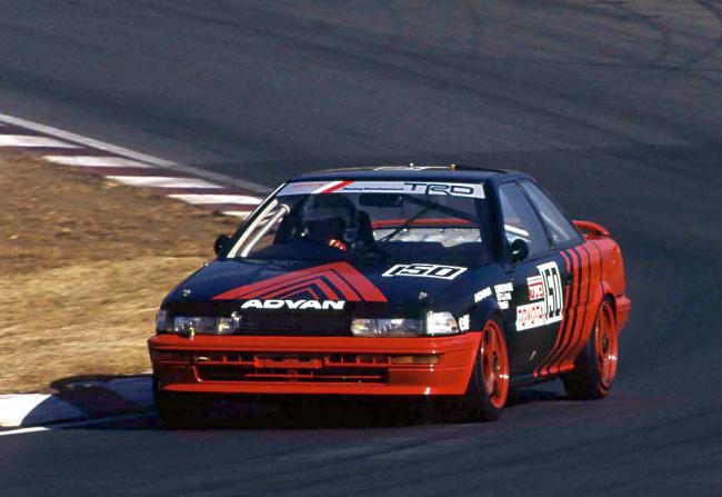 全日本ツーリングカー選手権に参戦した「ADVAN」カラーのトヨタ・カローラレビン（AE92型）（1991年）