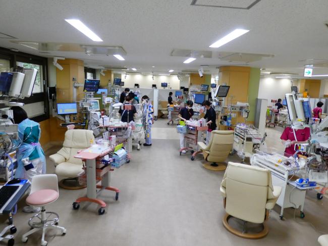 NICUでの治療の様子 ＜神奈川県立こども医療センターNICU「がんばれ小さき命たちよ」(2021年4月のブログ)より＞ ※本画像は許諾を受け掲載しております。他への転載、転用を一切禁止致します。