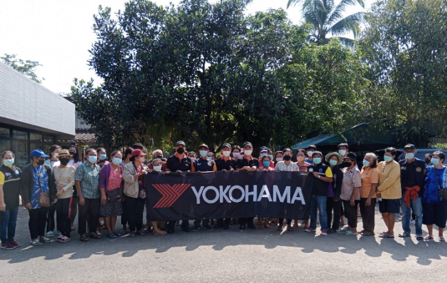 Yokohama Group employees who distributed relief packages with Surat Thani residents