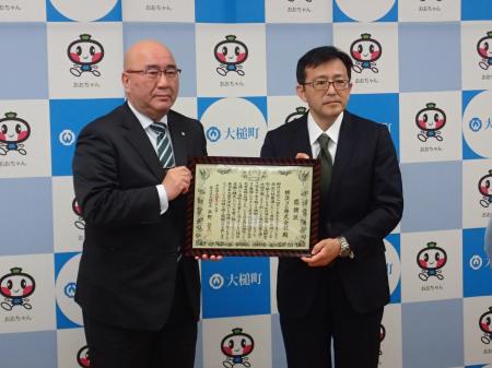 平野公三大槌町長（左）と感謝状を受け取る横浜ゴムCSR本部の白藤太郎
