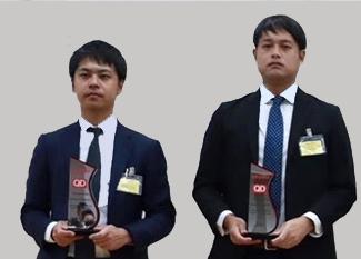 表彰盾を手にするYTSTとYRTCの社員