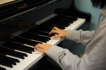 ハロカル事業が子どもたちに提供する体験機会の例（ピアノ教室）©Natsuki Yasuda / Dialogue for People