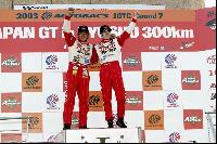 GT500クラスで優勝した織戸学（左）とD.シュワガー