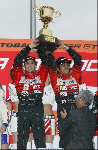 「GT500クラス優勝の織戸学（右）とD.シュワガー」