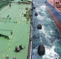 船船間に浮かぶ空気式防舷材