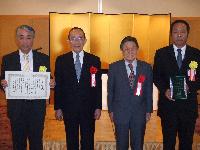 表彰状を手にする持永義登工場長（左端）と岡田久隆環境管理事務局長（右端）。中央は日本コージェネレーションセンターの平田賢会長（左）と石福昭副会長。
