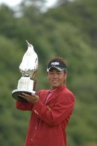 初日から首位を守り、通算18アンダーで今期初優勝した谷原秀人選手