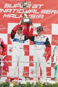 表彰台トップを獲得したKONDO Racingのジョアオ・パオロ・デ・オリベイラ選手（左）と荒 聖治選手