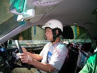 筋電図による計測の様子。体にセンサーをつけ筋活動を測定する。