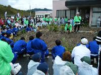 植樹方法の指導を受ける参加者（新城南工場）