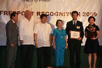 President Gloria Macapagal-Arroyo (third from the right) gives a commendation certificate to YTPI President Takayuki Hamaya (second from the right) and Ms. Angelina Cosasola, Assistant Vice President of YTPI (extreme right).