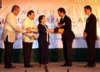 President Gloria Macapagal-Arroyo (center) shaking hands with YTPI President Takayuki Hamaya. Other figures on the scene are (from left to right) CDC Executive Vice President Philip Panlilio, CDC President Benigno Ricafort and YTPI Assistant Vice President-Plant Mangement Department Bayani Penano.