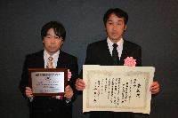 CJC会長賞を受賞した研究本部研究部の原祐一（第2研究グループリーダー）（右）と 橋村嘉章（第3研究グループリーダー）