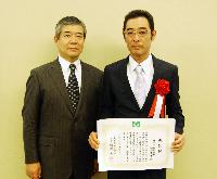 授与されたゼロ災運動推進感謝状と木内俊邦安全衛生課係長（右）、 渡辺和夫安全衛生推進室長