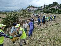 バケツリレー方式による瓦礫の撤去