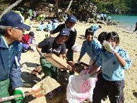 地元中学生と共同で行った 十八鳴浜（くぐなりはま）の清掃