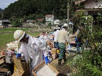 紀宝町でボランティア活動を行う三重工場の従業員
