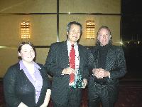 President Mikami (center) of Yokohama Europe GmbH with the commemorative plaque