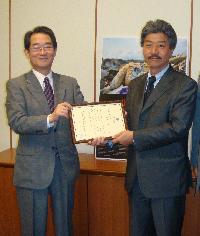 President Okishima (right) with the letter of appreciation