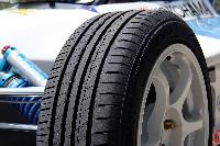 装着タイヤの「BluEarth-A」は優れた走行性能と 低燃費性能を両立している 
