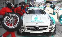 ヨコハマタイヤを装着して総合優勝を果たした１号車のピットイン作業