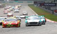 The top three cars at the start were equipped with YOKOHAMA tires, including Car No. 1 (right front) and Car No. 28 (right behind), which would finish first and second.