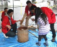 「第4回Think Ecoひらつか2012」の様子（横浜ゴム従業員が主催する餅つき大会）