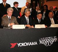 Hikomitsu Noji, President of Yokohama Rubber (second from left) and Phil Bryant, Mississippi Gov. (left) at the signing ceremony.