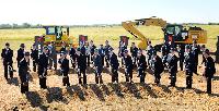 In the front line, the fifth from the right is Tadaharu Yamamoto, president of YTMM, and the sixth is Hikomitsu Noji, President and Representative Director of Yokohama Rubber, in addition to Mississippi Gov. Phil Bryant, the seventh.