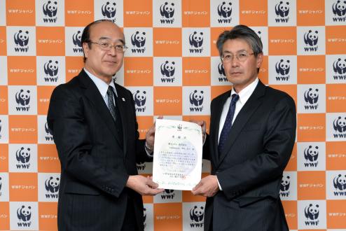 WWFジャパン樋口隆昌事務局長（左）より感謝状を受け取る横浜ゴム取締役常務執行役員の森田史夫