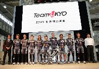 2月22日に行われた「Team UKYO」体制発表会で登壇した片山右京氏（右端）とチームメンバー