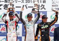ヨコハマタイヤ装着車が表彰台を独占。優勝した阪口良平選手（中央）、２位の谷口信輝選手（左）、３位の青木孝行選手