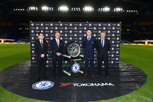 チェルシーFCのホームスタジアム／スタンフォードブリッジでの記念撮影。右からチェルシーFCのジョゼ・モウリーニョ監督、ジョン・テリー主将、横浜ゴムの南雲忠信代表取締役会長兼CEO、桂川秀人取締役常務執行役員