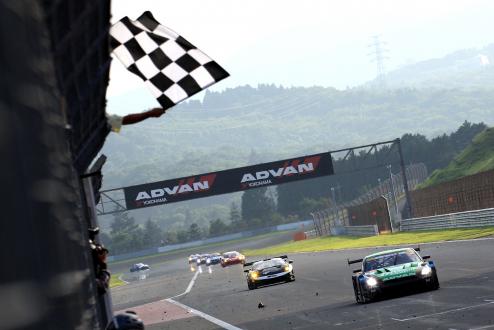 1位でチェッカーフラッグを受ける「D’station ADVAN GT-R」